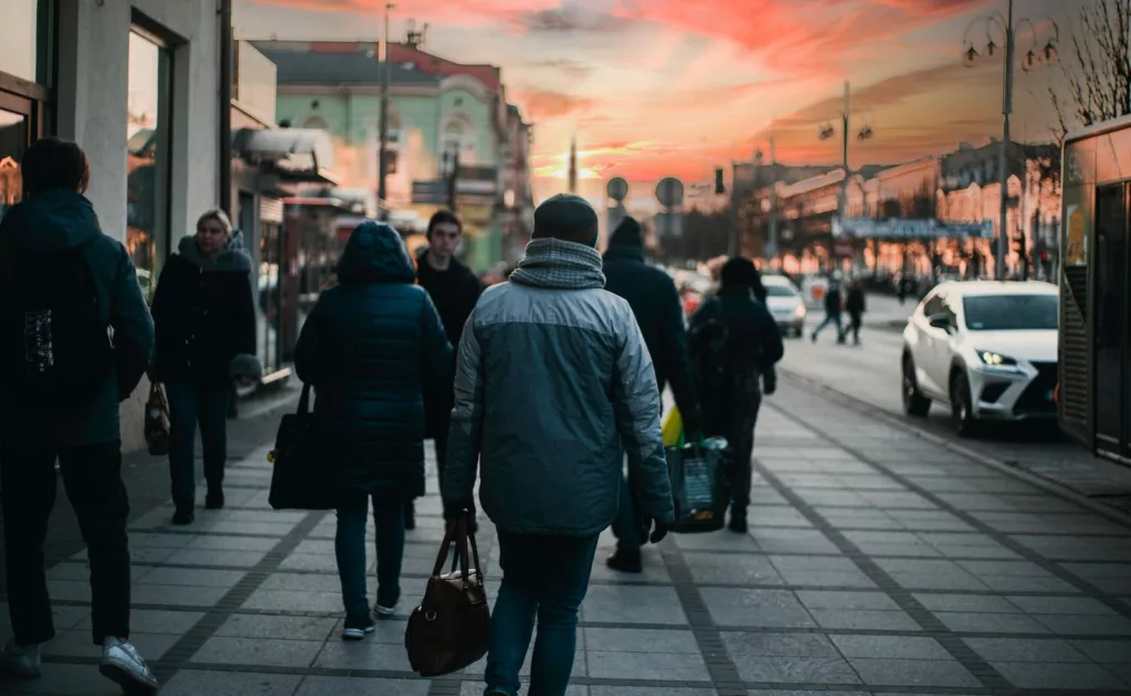 Jak politycy manipulują Twoimi emocjami? Odkryj sekrety psychologicznej gry!