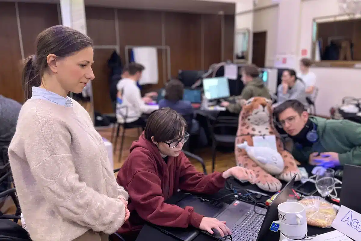 Dr Marta Szewczyk przygląda się pracy uczestnika przy laptopie podczas game jamu