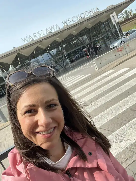 Dr Marta Szewczyk przed dworcem Warszawa Wschodnia w drodze do klienta
