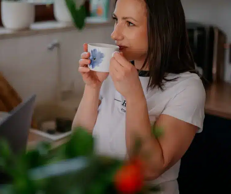 Dr Marta Szewczyk pije kawę w domu