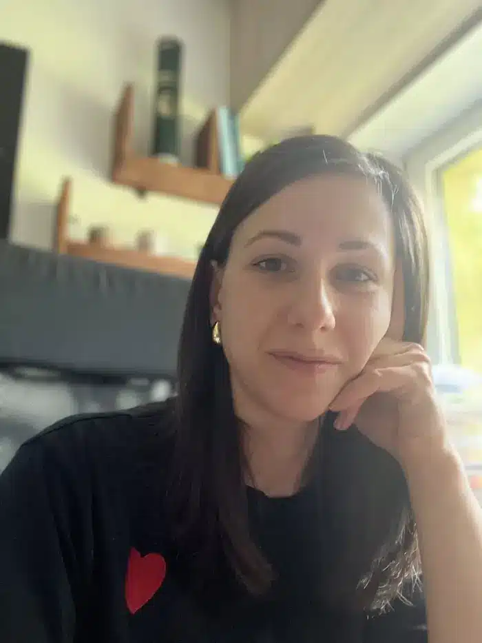 Dr Marta Szewczyk w zamyśleniu, z dłonią przy twarzy