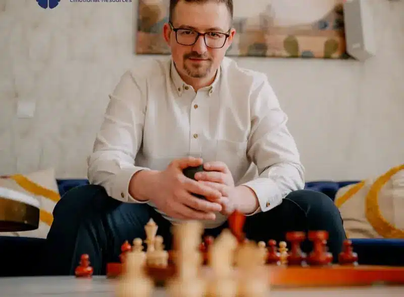 Dr Rafał Szewczyk przy szachownicy